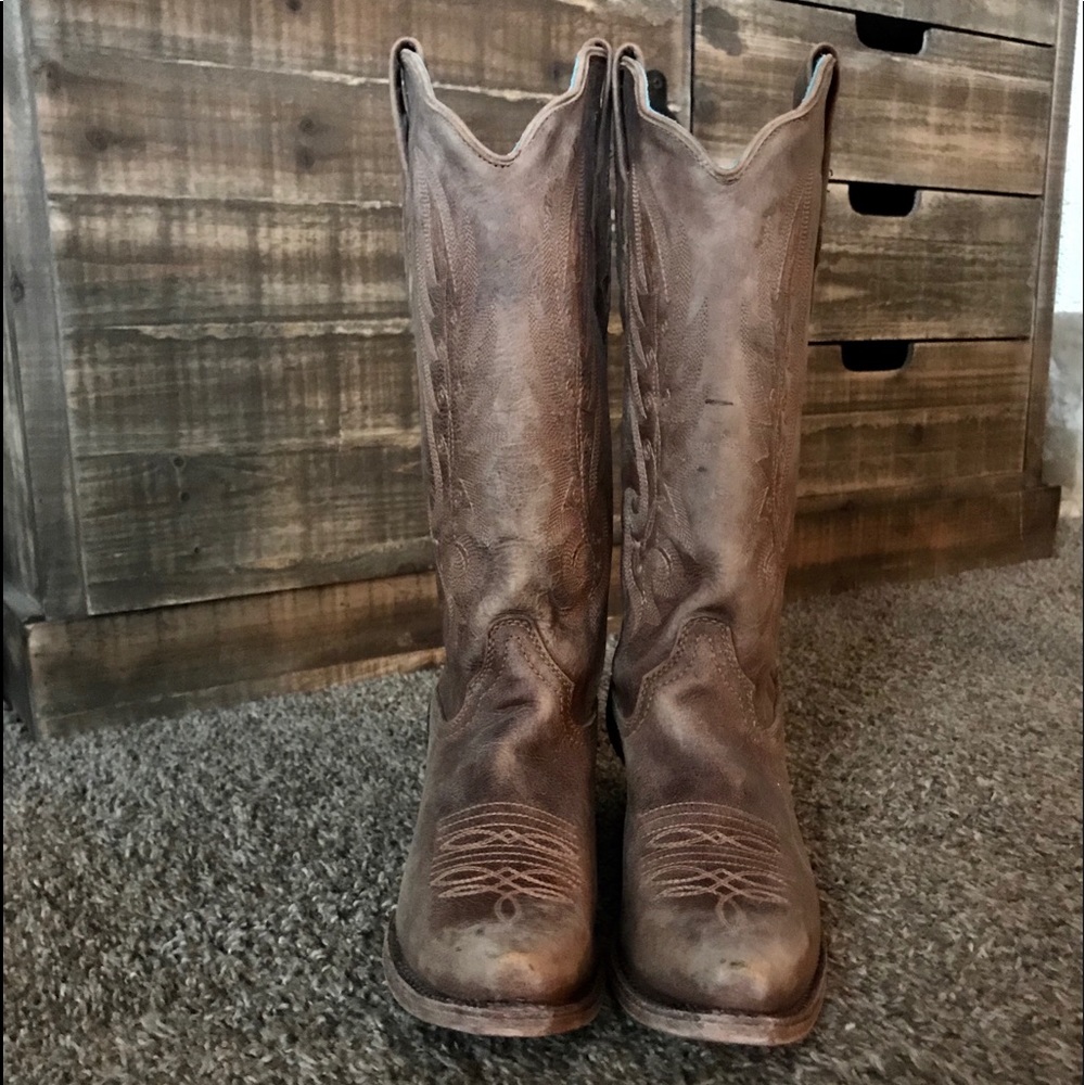 Women’s Corral distressed boots!